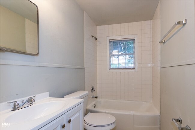 Photo - 2558 Broadway