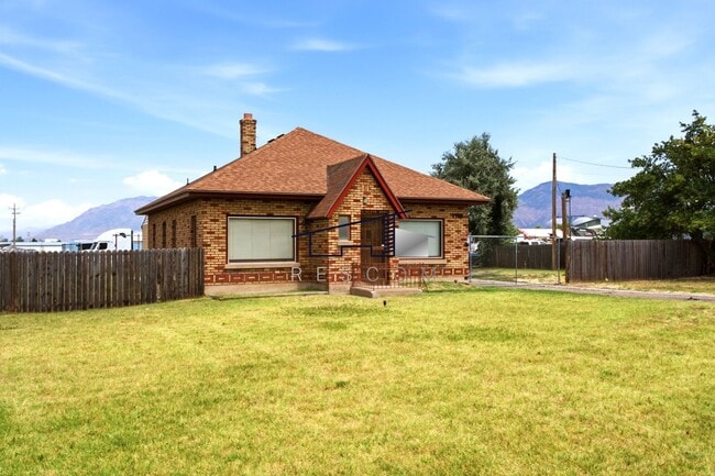 Building Photo - Unique Property for Lease – Office or Residential Opportunity