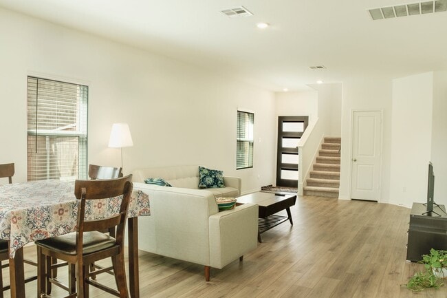 Photo - 311 Canley Loop