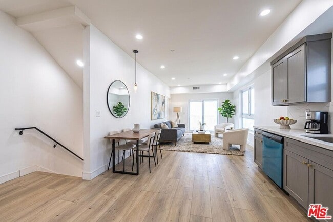 Building Photo - 5436 Romaine St