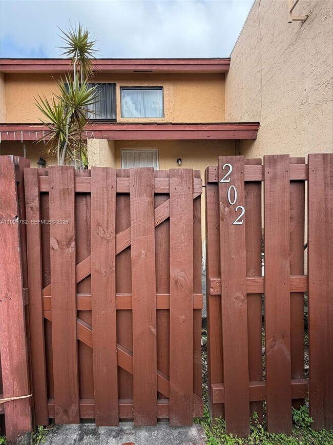 Building Photo - 221 W Park Dr Unit 202-3