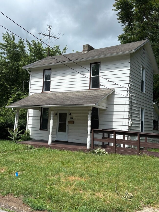 Building Photo - 2 Bdrm 1st Floor Bath Secluded Yard