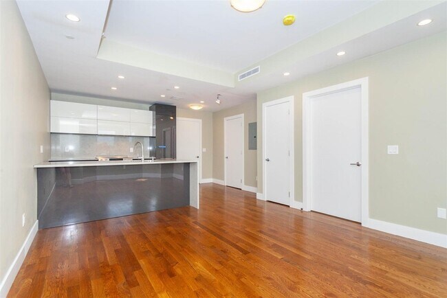 Photo - 906 E 2nd St