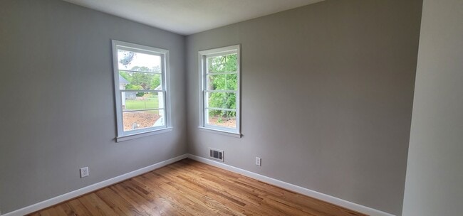 Photo - Move In Ready Home- Close to 95 - Easy Commute to local Shopping, Restaurants, and Interstate.