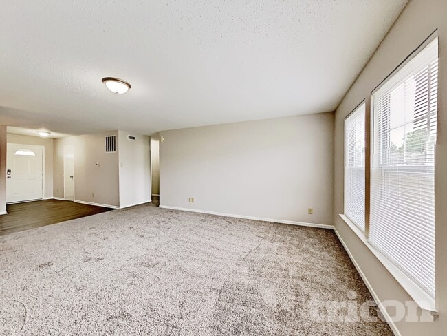 Photo - 746 Streamside Dr