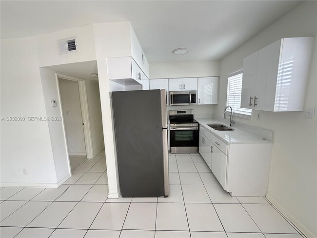 Photo - 2352 NE 9th St Unit B