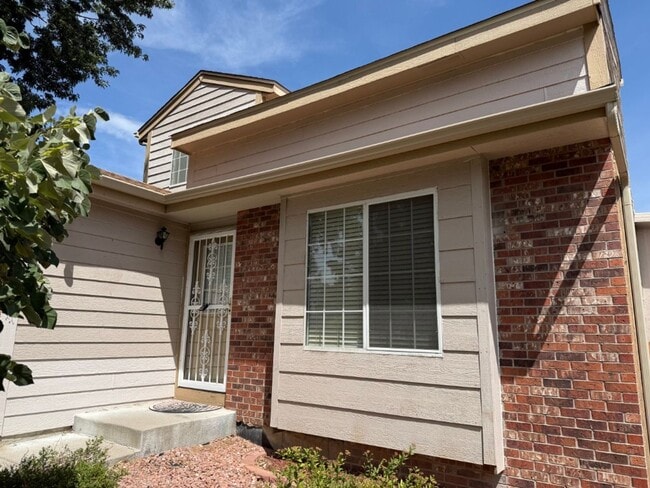 Building Photo - Stylish 2-Bedroom Home with Bonus Room & F...