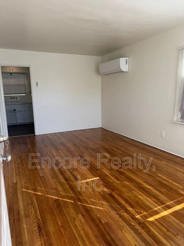 Photo - 5008 Muir Ave