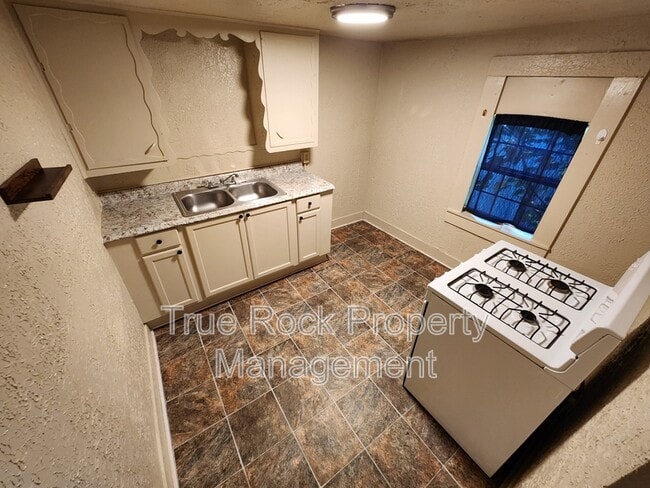 Photo - 700 1/2 W 16th Street (BILLS PAID- not including tv or wifi)