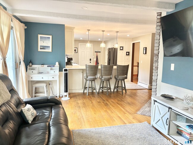 2 Oakridge Dr