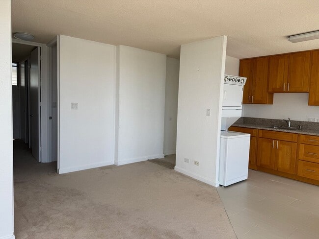 Photo - Remodeled 2 bedroom, 1 bath with assigned ... Unidad 404