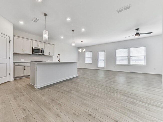 Photo - 611 Elwick Ln