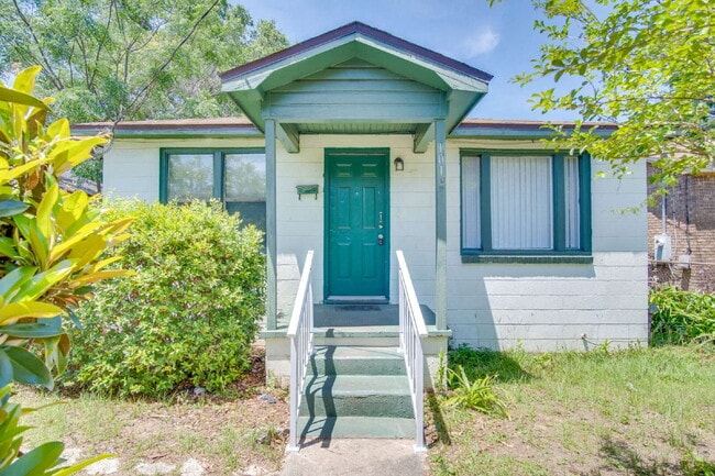 Building Photo - Central Pensacola 2BR Home with Fenced Yard, Updated Interior & Immediate Availability