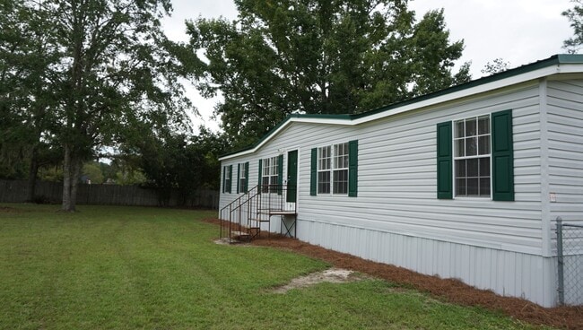 Building Photo - 3 Bedroom Mobile Home in the County