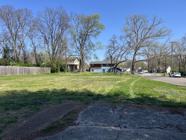 Photo - "Charming 3-Bed Home on Flamingo Drive – Perfect Nashville Living!"
Large Yard! Lawncare is Inclu...