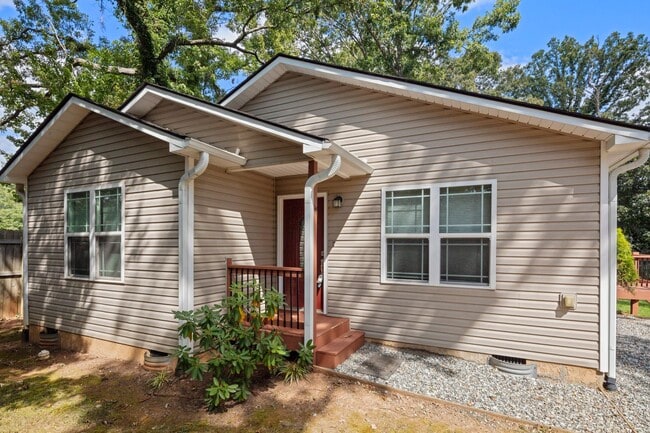 Building Photo - Cute House in West Asheville
