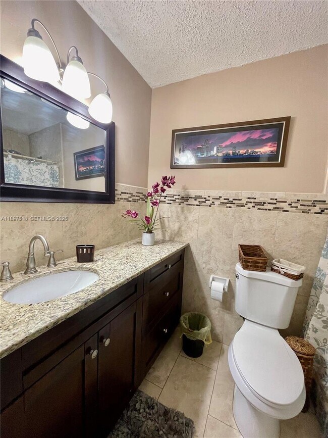 Photo - 264 NW 61st Ave Unidad rear