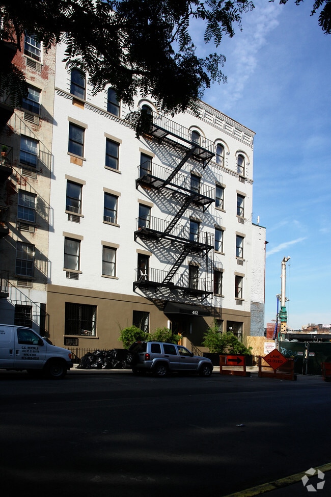 Photo - 452 W 19th St