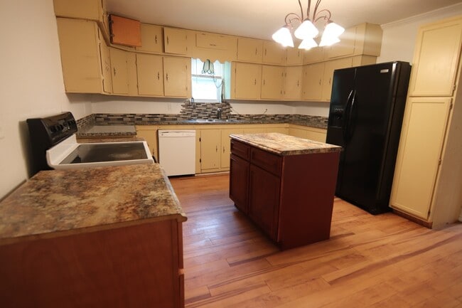 Photo - 1190 Alred St