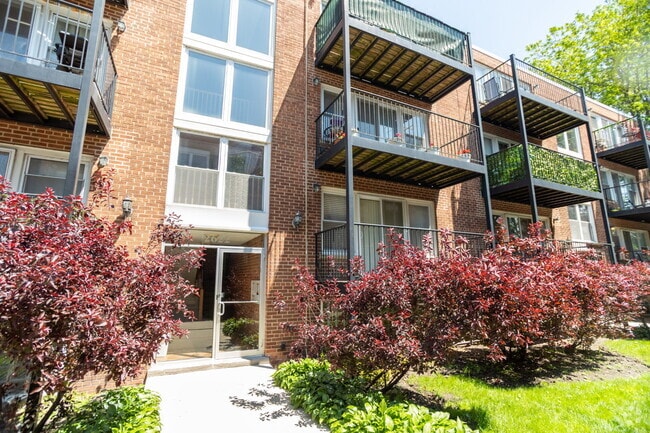 Building Photo - 2622 W Catalpa Ave Unit #7 Rental