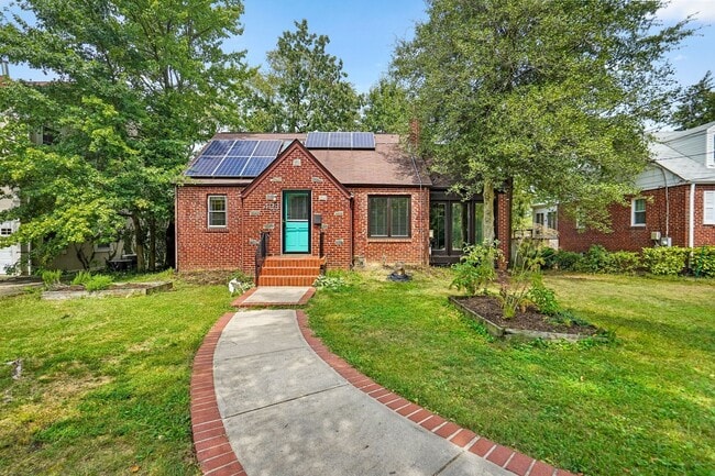 Building Photo - 2 Bed 1 Bath - Takoma Park Cottage- Large ...
