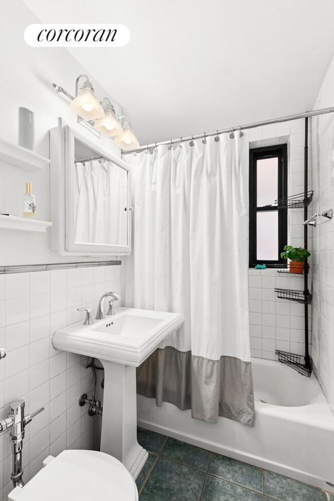 Photo - 77 Park Terrace E