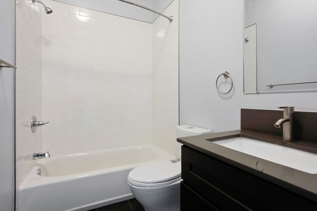 Updated bath - 800 Lyon