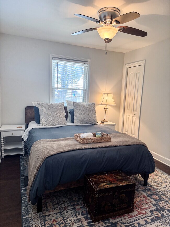 Photo - 5415 Larchmont Ave