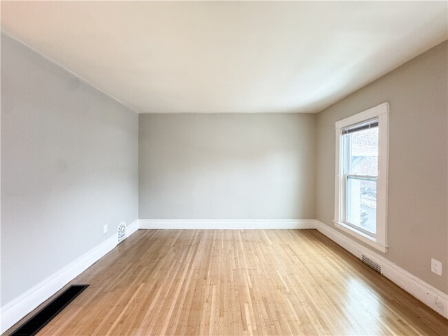 Photo - 102 Gregory St