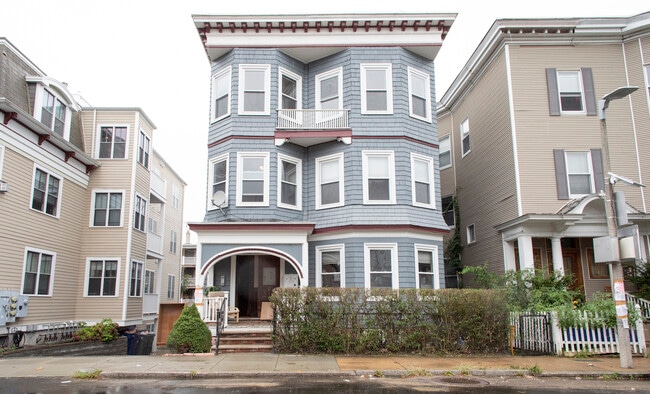 Building Photo - 17 Bellflower St Unit 3