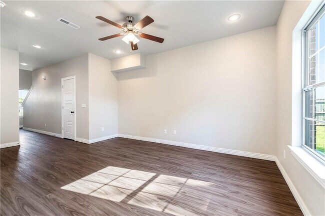 Photo - 844 Baker St NW