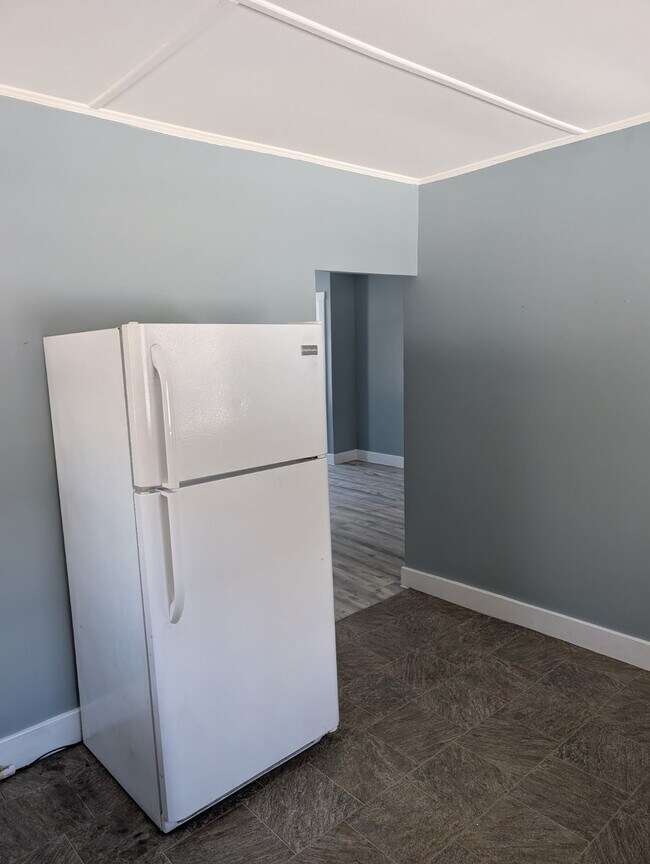 Kitchen - 353 N State St Unit A