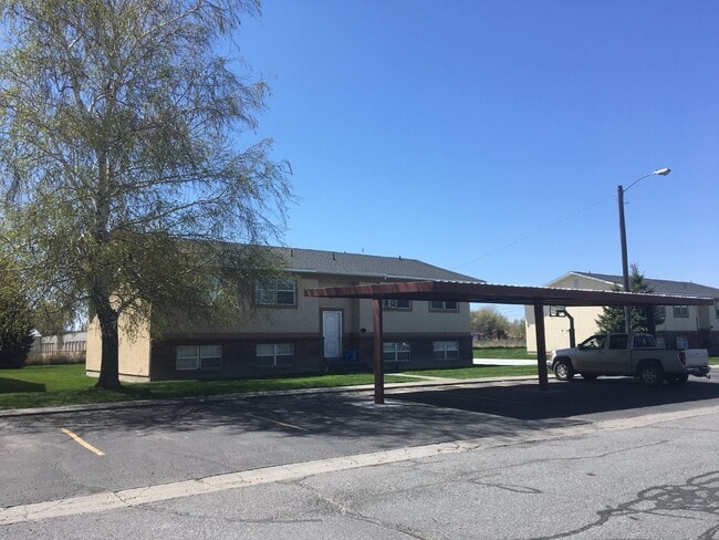 Newly remodeled 2 bedroom, 1.5 bathroom townhome in Blackfoot with Fiber Internet- Available now!