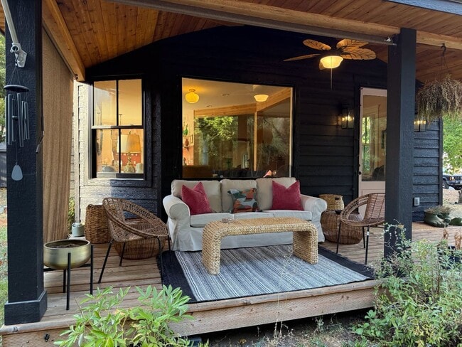 Building Photo - Beautiful home downtown Coeur D Alene