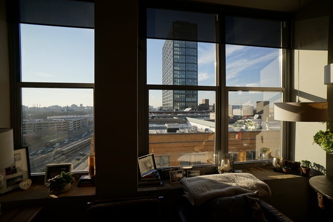 Main Living - View - 933 W Van Buren St Unit 913