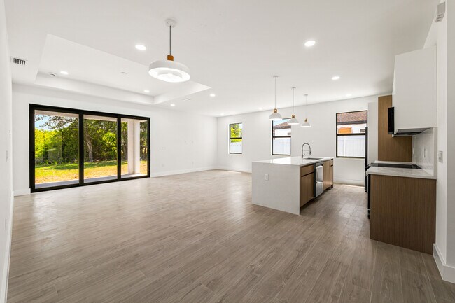 Photo - 3203 18th St W