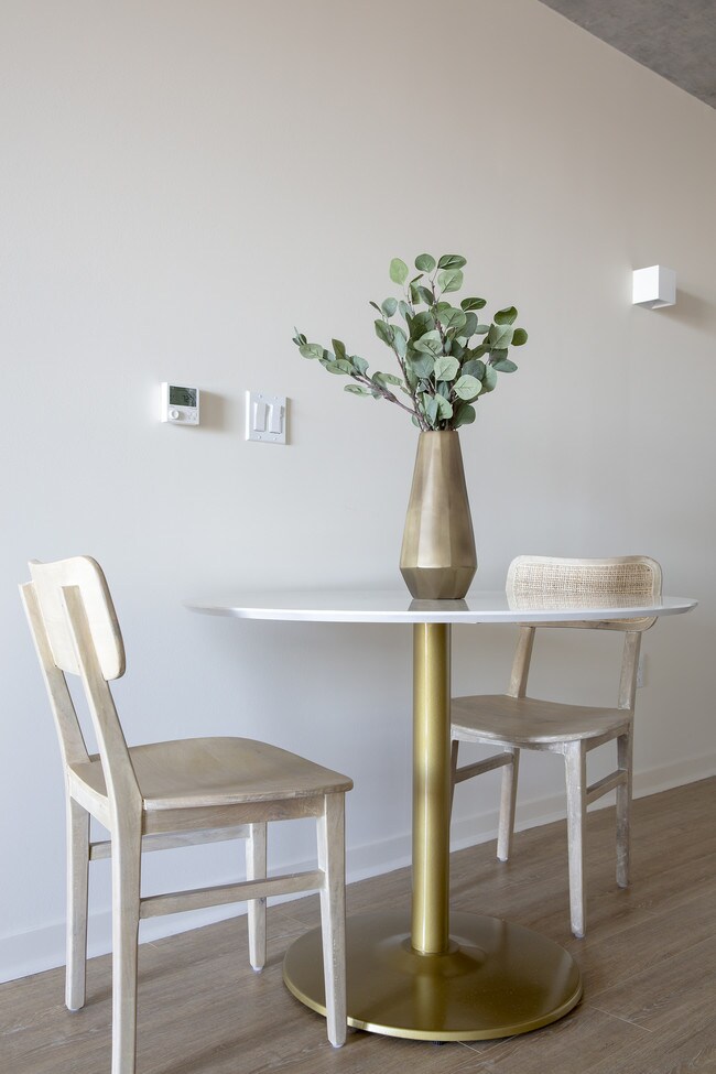 Aptos. 407, 607 - 2112 Market St