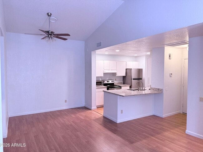 Photo - 2035 S Elm St Unit 208