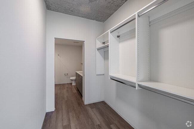 1BR, 1BA - 689SF - Closet