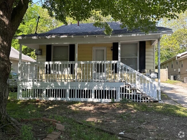 Building Photo - 2 Bedroom 1 Bath House $895!