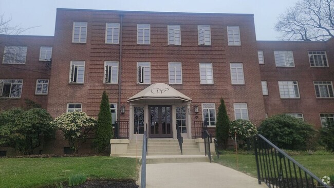 Building Photo - 869 Farmington Ave Rental