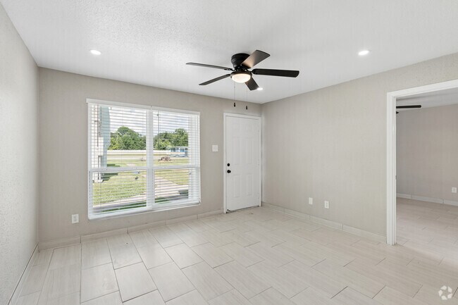 1BR, 1BA - 520SF - Living Room