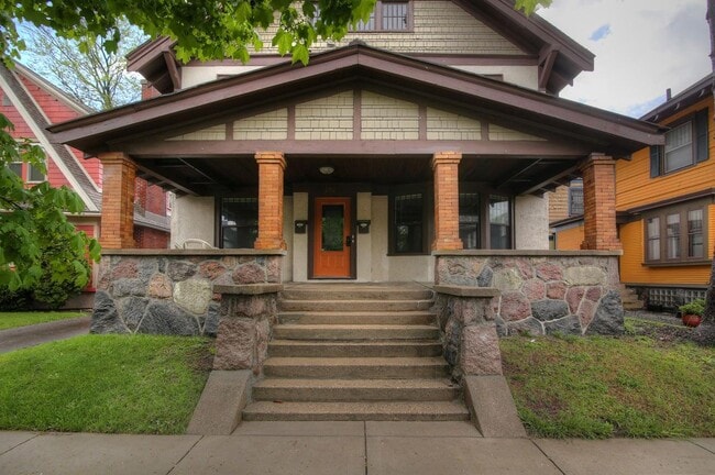 Photo - 360 Richard Terrace SE