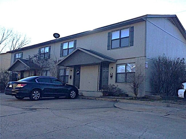 Building Photo - 1057 W Eagle St