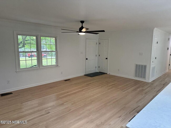 Photo - 611 E L Ives Dr