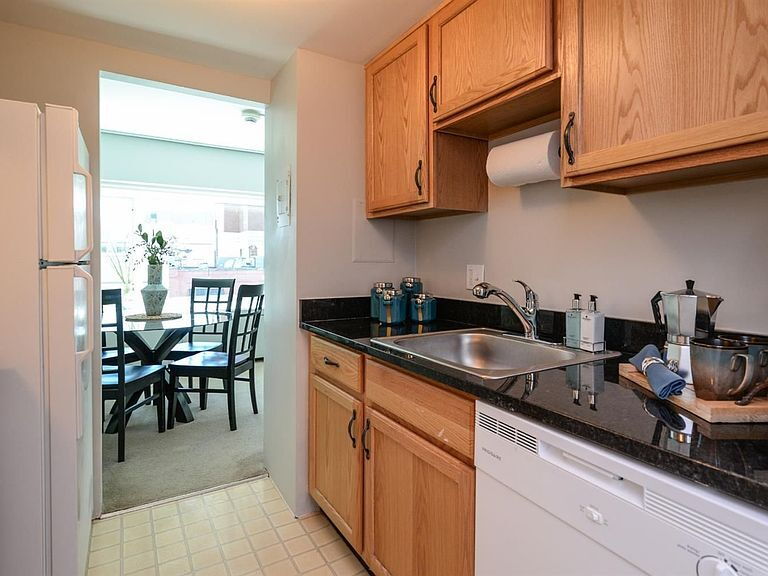 "Chic Urban Living: Cozy 1-Bedroom Condo w... - "Chic Urban Living: Cozy 1-Bedroom Condo w...