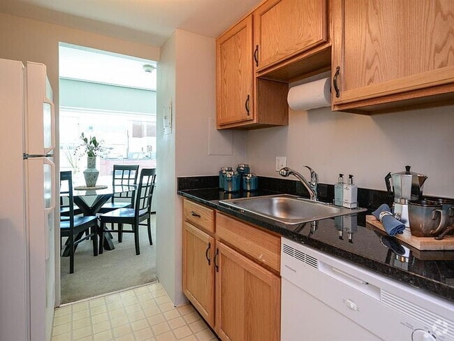 Building Photo - "Chic Urban Living: Cozy 1-Bedroom Condo w... Unit 2C