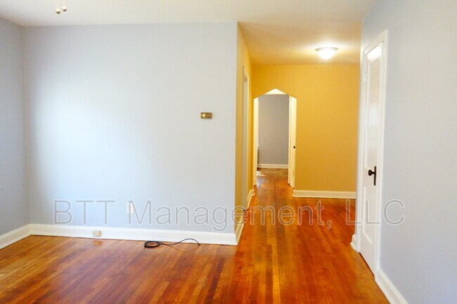 Building Photo - 8404 Greenwood Ave Unit #2