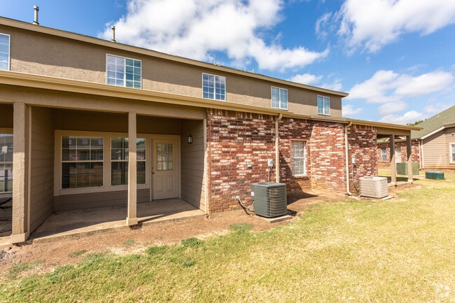 4BR, 2BA - 1442SF Backyard Patio & Common Lawn