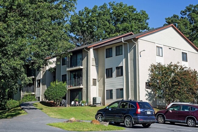 Building Photo - Four Seasons Condo Near Rt 29 Shopping & Dining